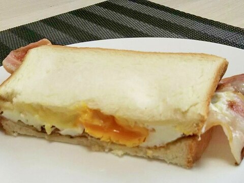 ベーコンと卵とチーズの簡単サンドイッチ